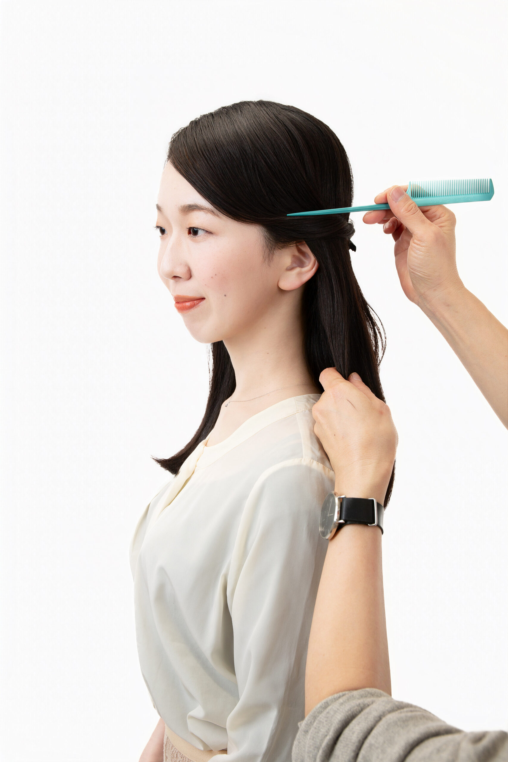 プロヘアメイクが撮影前に髪を整える様子
